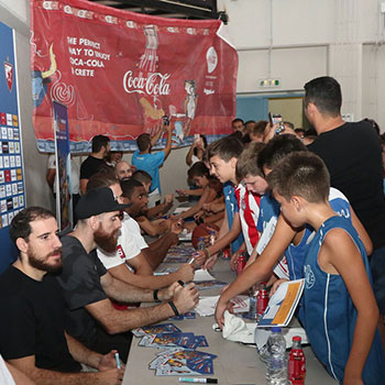 Υπογραφή αυτογράφων από τους παίκτες των συμμετεχόντων ομάδων κατά την διάρκεια του 1ου Διεθνούς Τουρνουά Μπάσκετ Κρήτη
