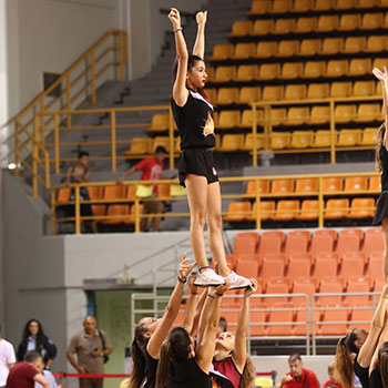 Παράσταση χορευτικών από ομάδα cheerleaders στο 2ο Διεθνές Τουρνουά Μπάσκετ Κρήτης