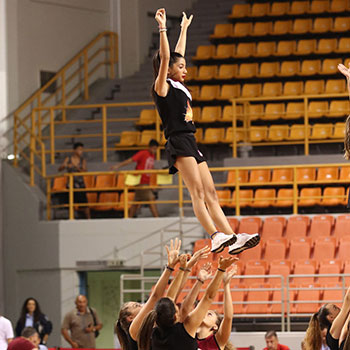 Παράσταση χορευτικών από ομάδα cheerleaders στο 2ο Διεθνές Τουρνουά Μπάσκετ Κρήτης