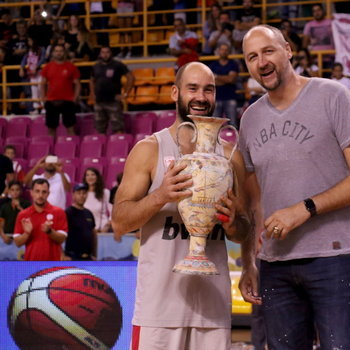 Dino Radja delivers the trophy to Vassilis Spanoulis